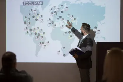 Međunarodna saradnja​ - Aktivna saradnja sa univerzitetima i institucijama širom sveta omogućava studentima pristup globalnim znanjima i praksama.